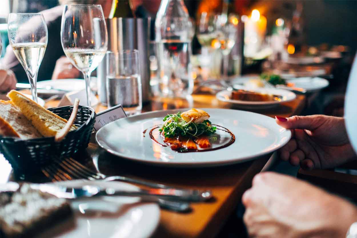 table manners 101 restaurant etiquette rules